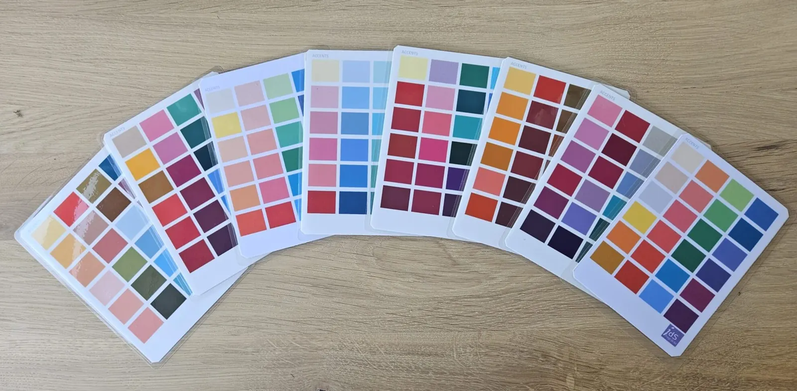 Passeports couleurs en éventail