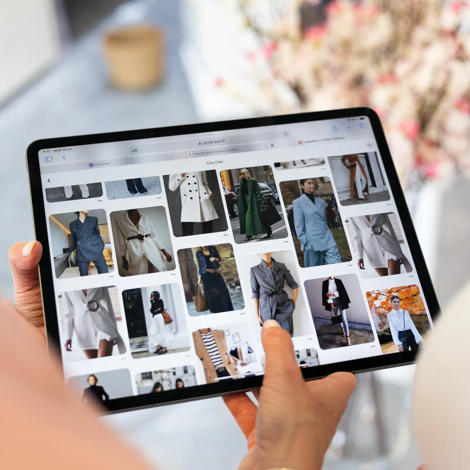 Sélection de tenues sur tablette pour une séance de personal shopping