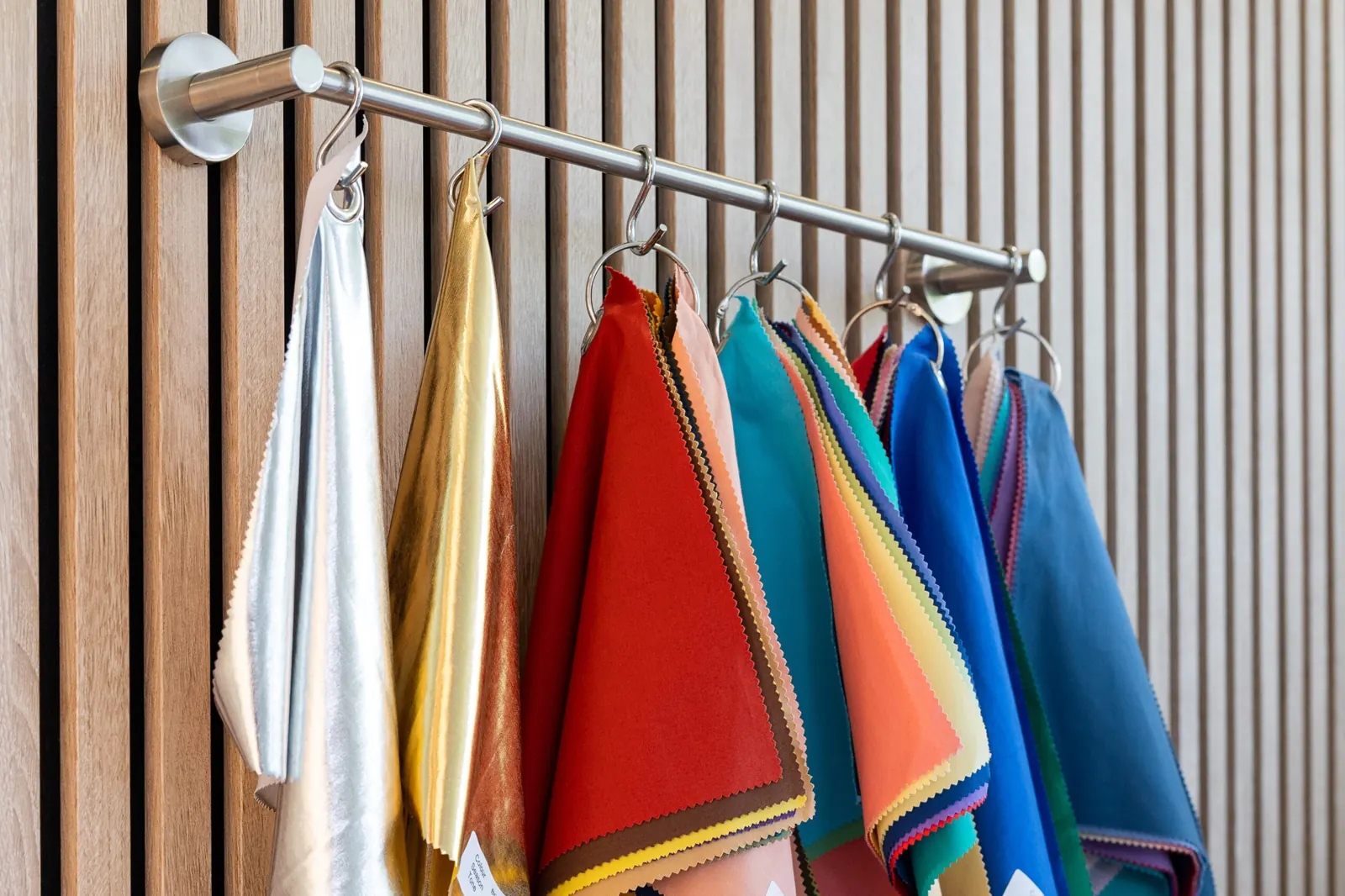 Tissus colorés suspendus dans l'atelier