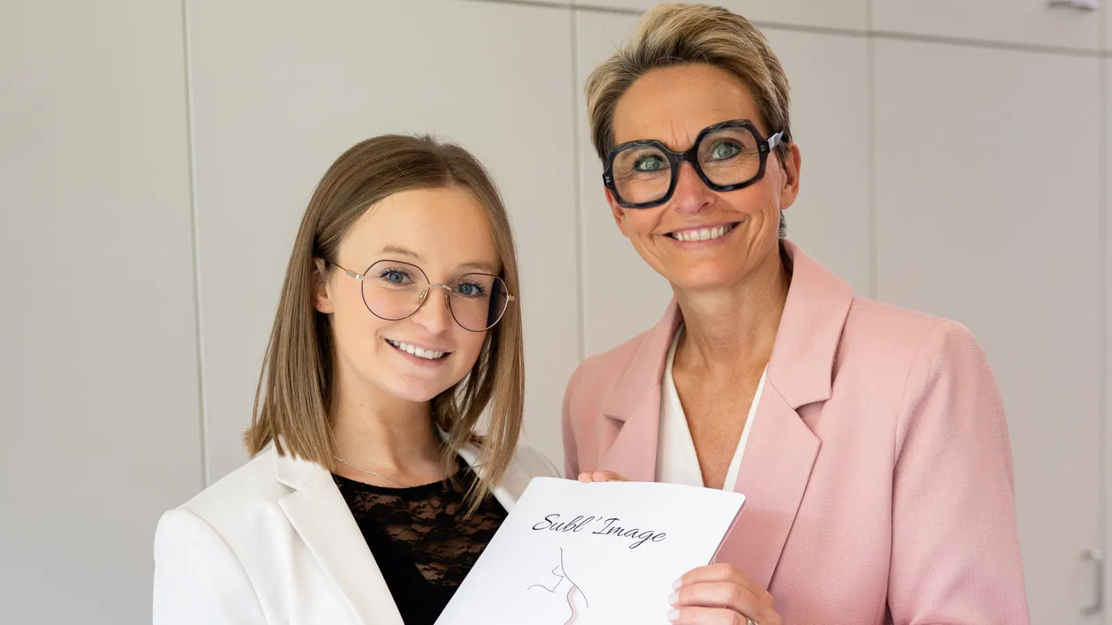 Valérie et une cliente souriantes après une séance