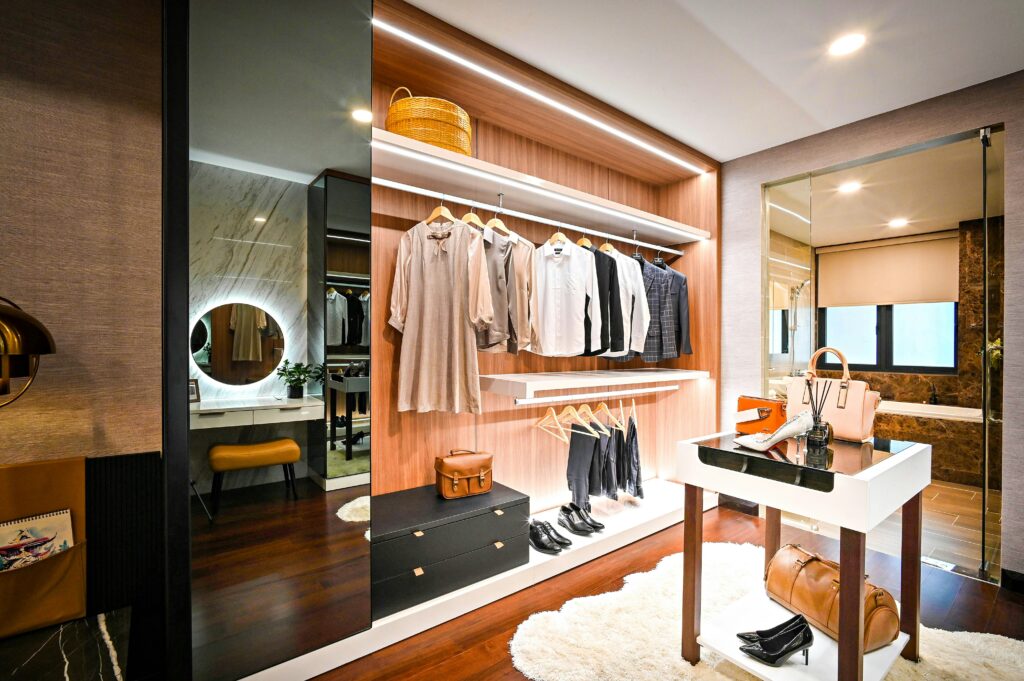 trouver 10 tenues facile dans la garde-robe
